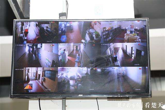 武汉学院食堂后厨安装157个摄像头 通过40多台电子屏“慢直播”展示食品安全