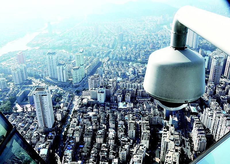 城市高空安装监控摄像头如现场监控直播
